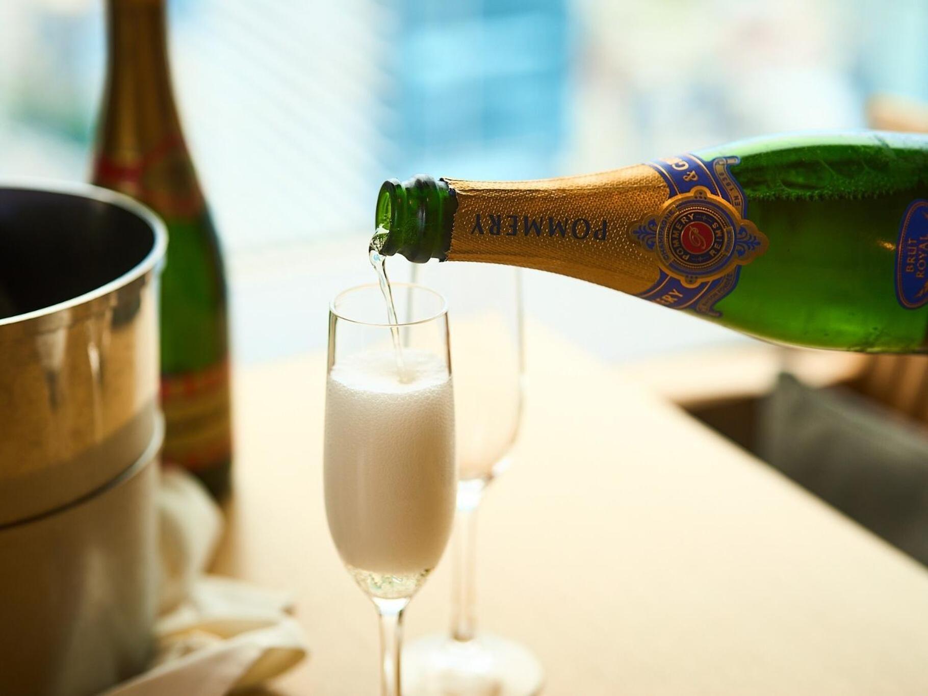Cerulean Tower Tokyu Hotel, A Pan Pacific Partner Hotel Tokió Kültér fotó Champagne being poured